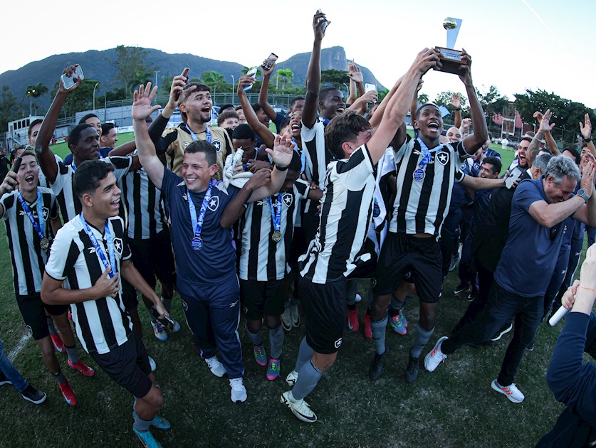 É CAMPEÃO