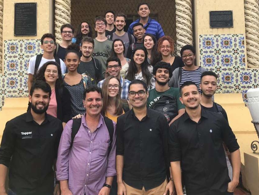 Além das quatro linhas