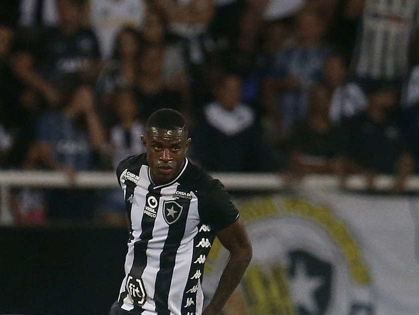 Campo e arquibancada