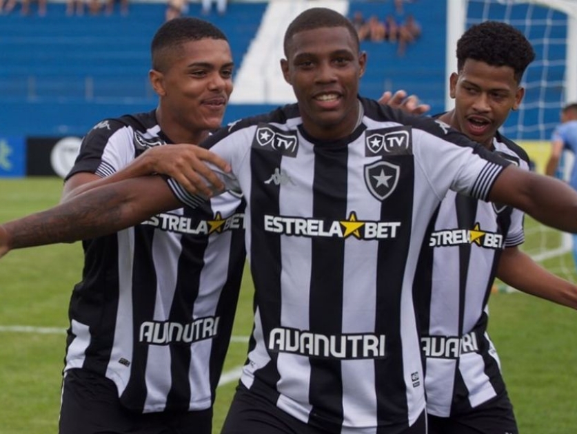 ESTREIA COM O PÉ DIREITO