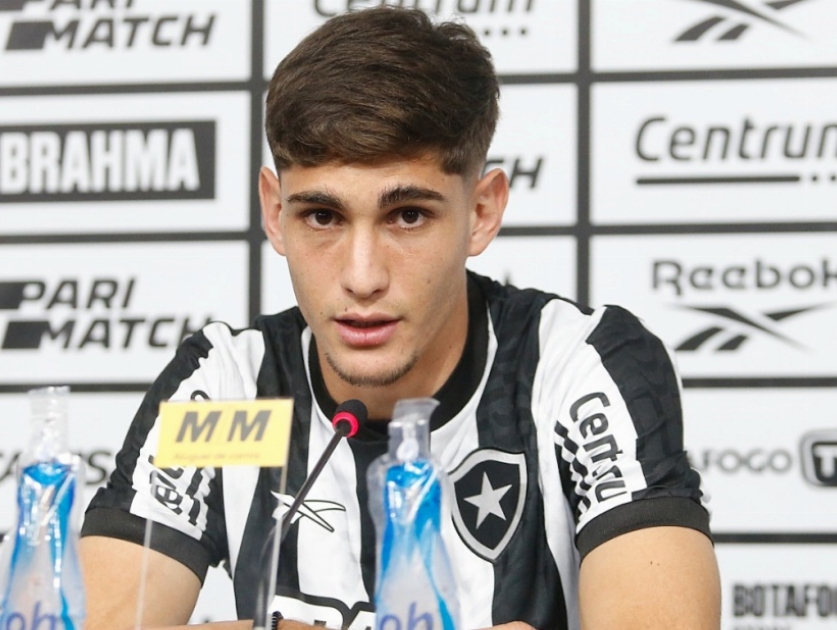 Atacante novo na área 