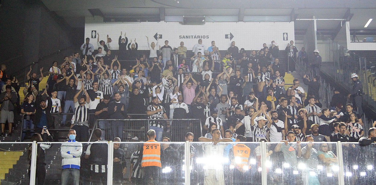 Torcida do Botafogo na Vila Belmiro